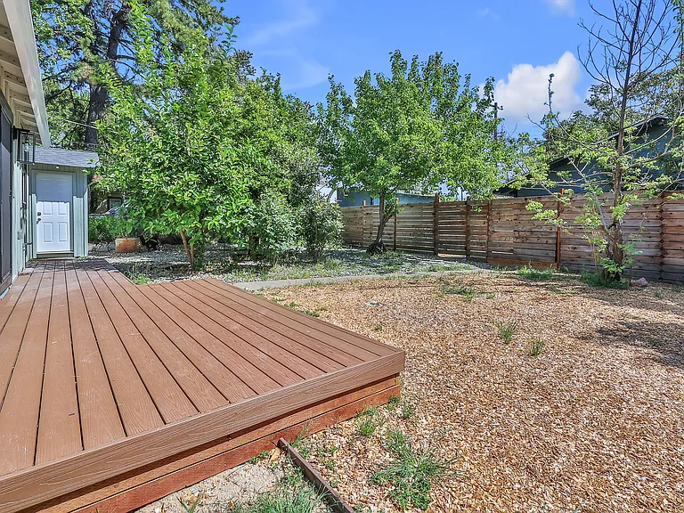 207 D St — Photo 32