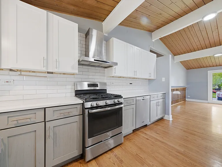 166 W Bradley St — Photo 19
