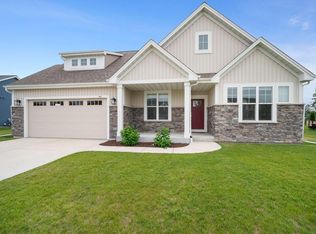 520 Meadow View Dr, Slinger, WI 53086