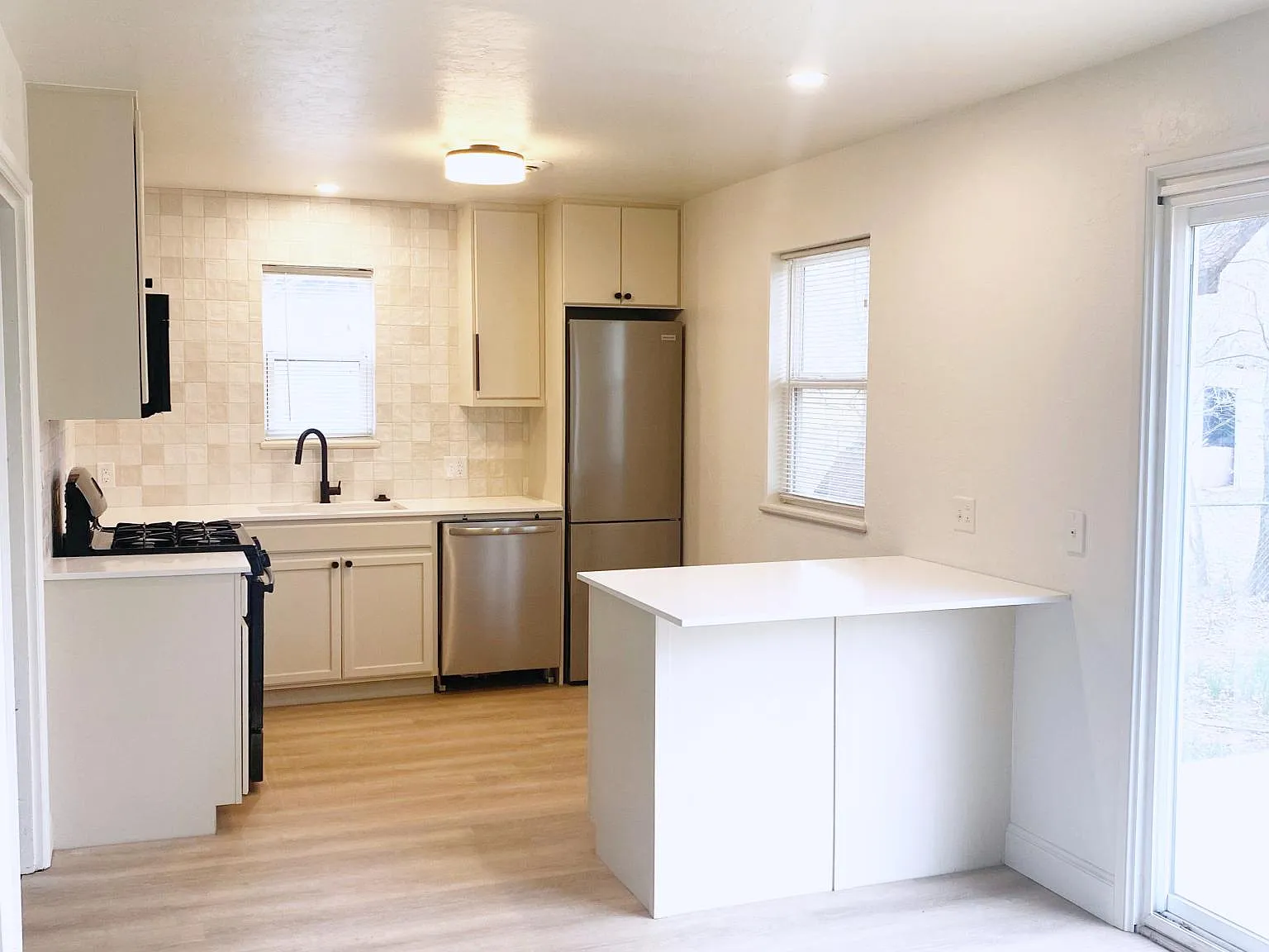 2 bed, 916 sqft, $1,375 — Photo 2