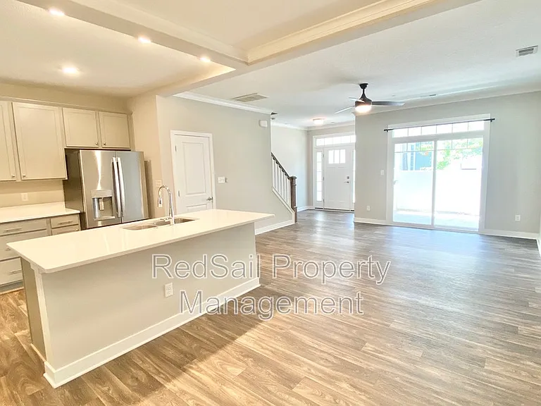 1008 Celia Ct — Photo 7