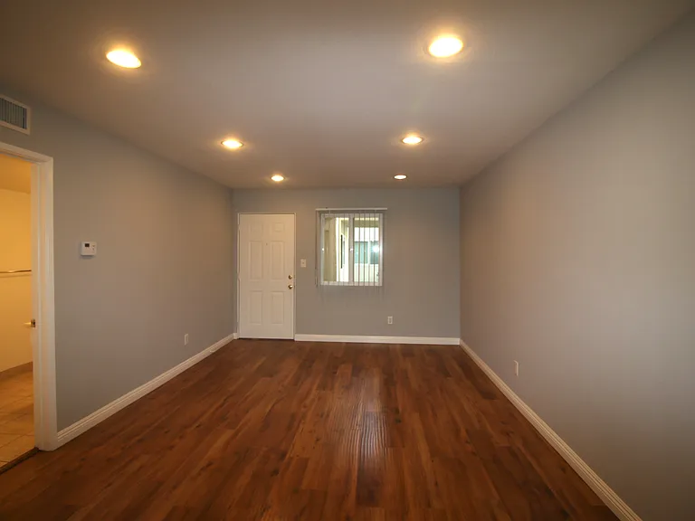 Nordhoff Apartments — Photo 7