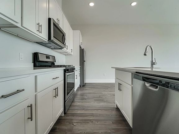 5th image of 660 Grand St APT 410