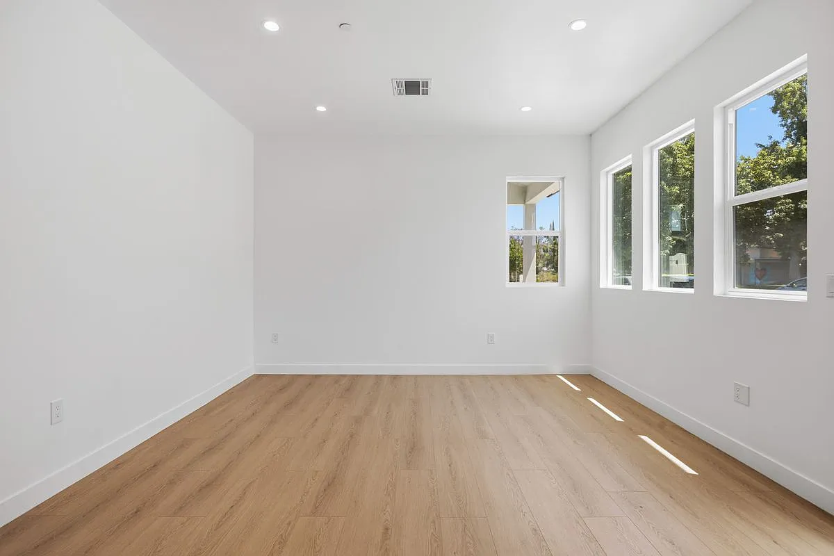 2 bed, 2.0 bath, 864 sqft, $2,995 — Photo 4
