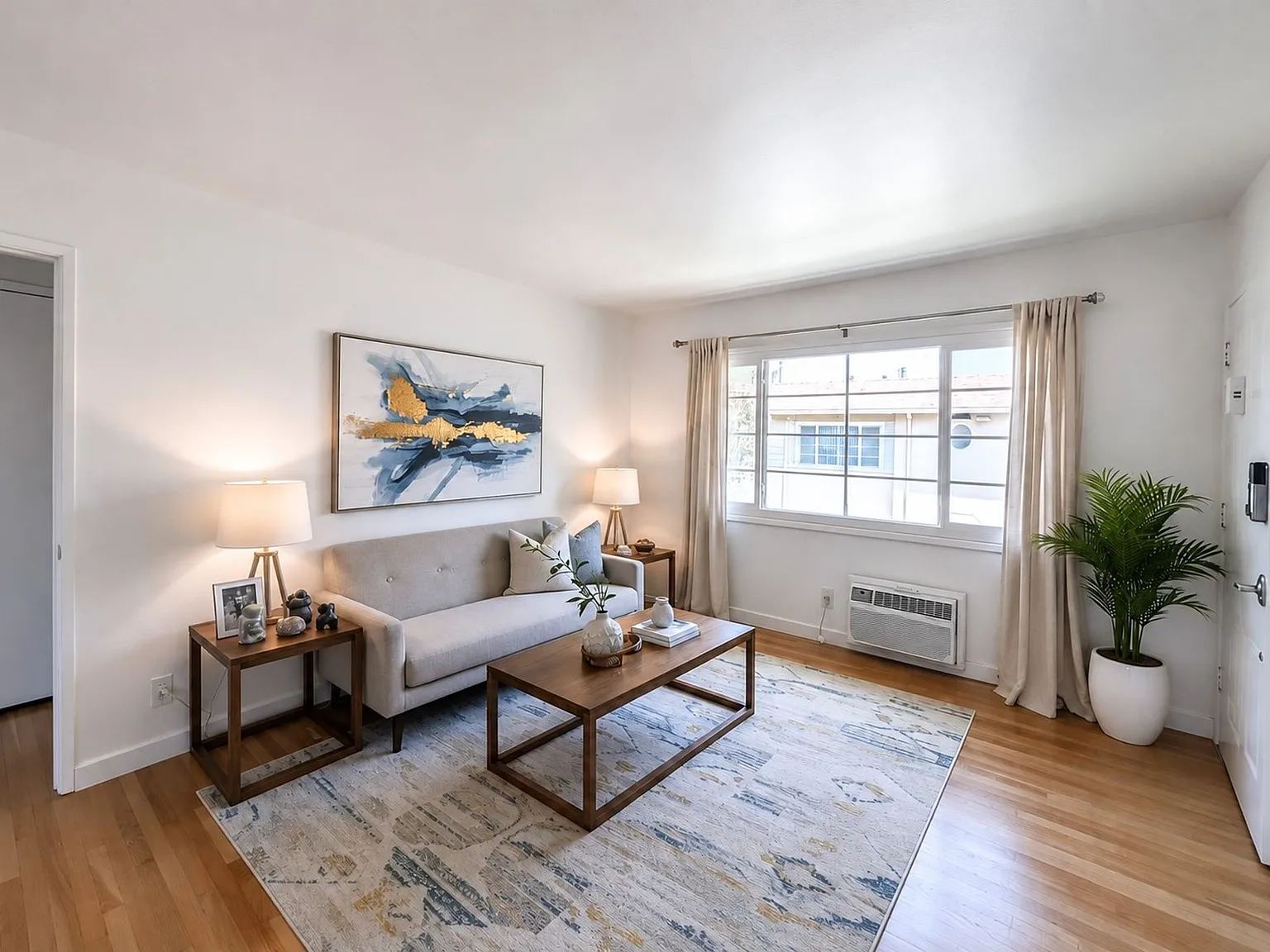 Move-In Ready Upstairs 1-Bed Unit in 1553-1555 Riverside Dr. Glendale, CA 91201 — Photo 1