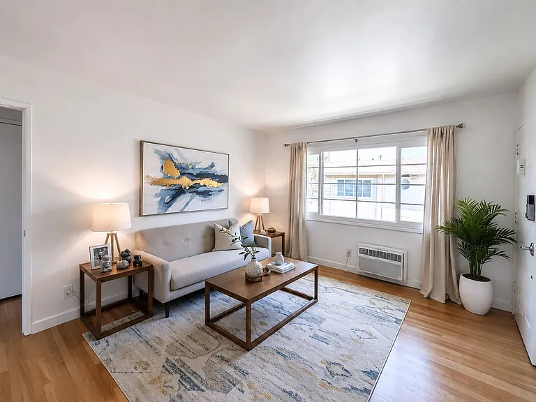 Move-In Ready Upstairs 1-Bed Unit in 1553-1555 Riverside Dr. Glendale, CA 91201 — Photo 1