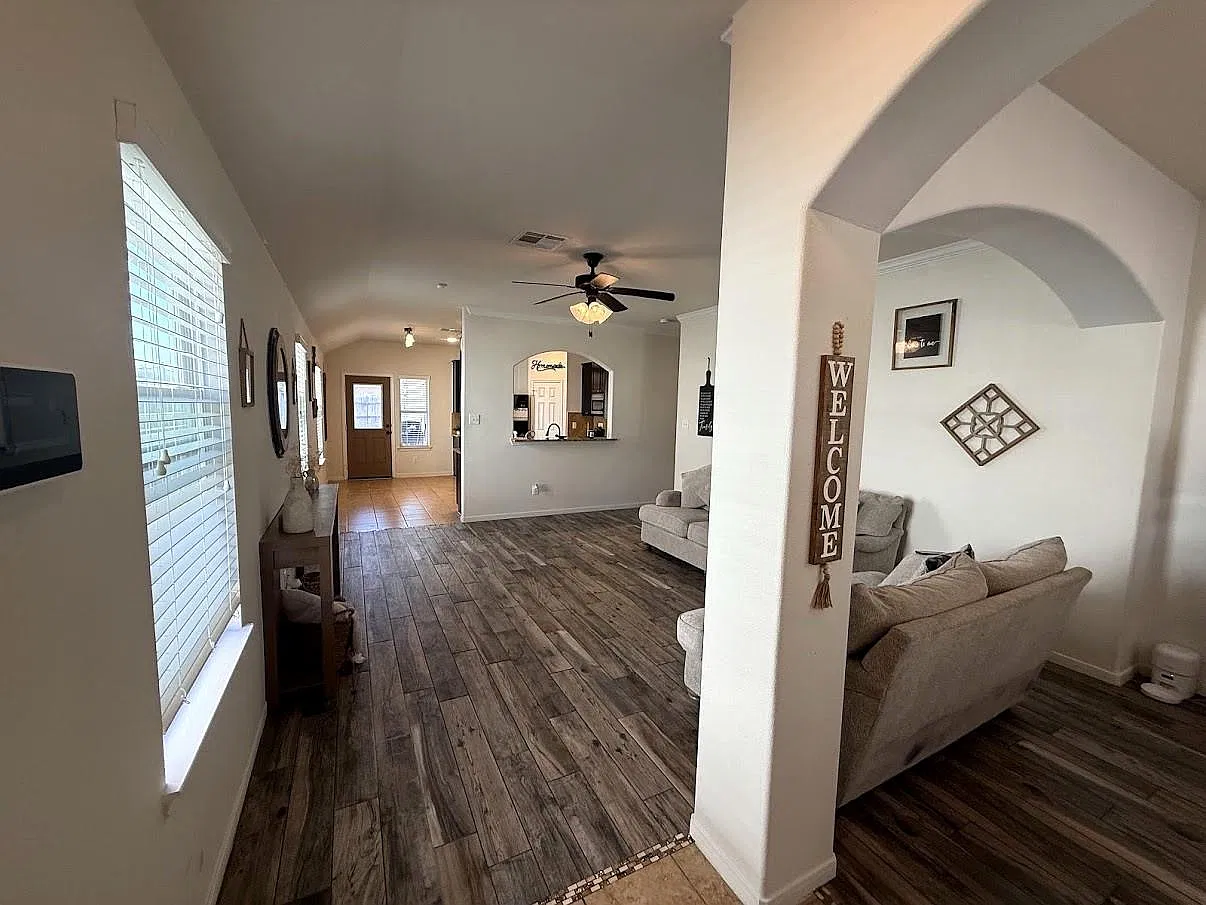 3 bed, 2.0 bath, 1915 sqft, $1,895 — Photo 3