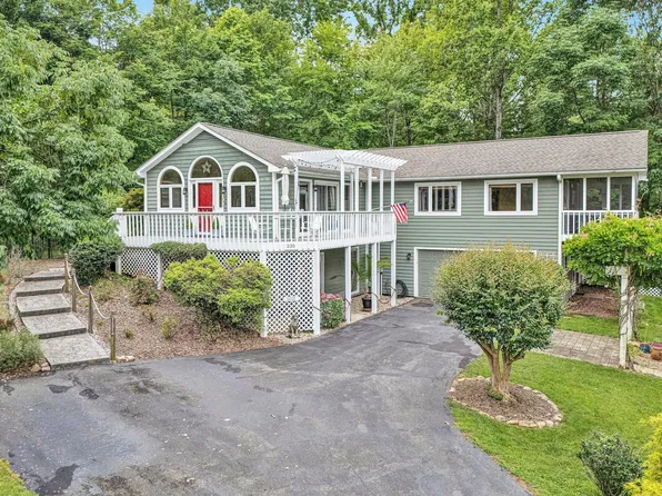 235 Waterwood Dr, Moneta, VA 24121