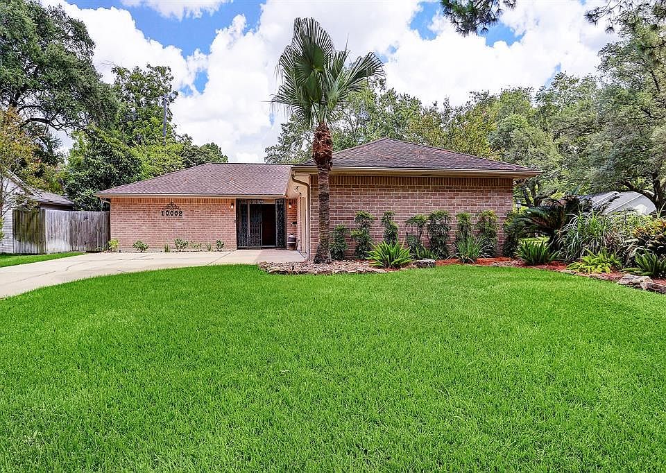 Well manicured landscaping with mature trees, with New Energy efficient windows fitted throughout the home. Beautiful curb appeal for a great home, that has been fully renovated. Notice the Significant Space for driveway parking.