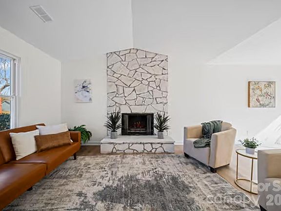 3rd image of 1148 Doris Cir