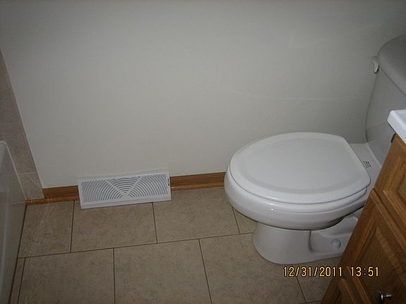 4th image of 824 Loomis Ave