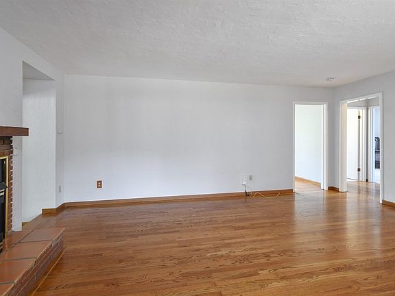 3rd image of 21917 Alcazar Ave