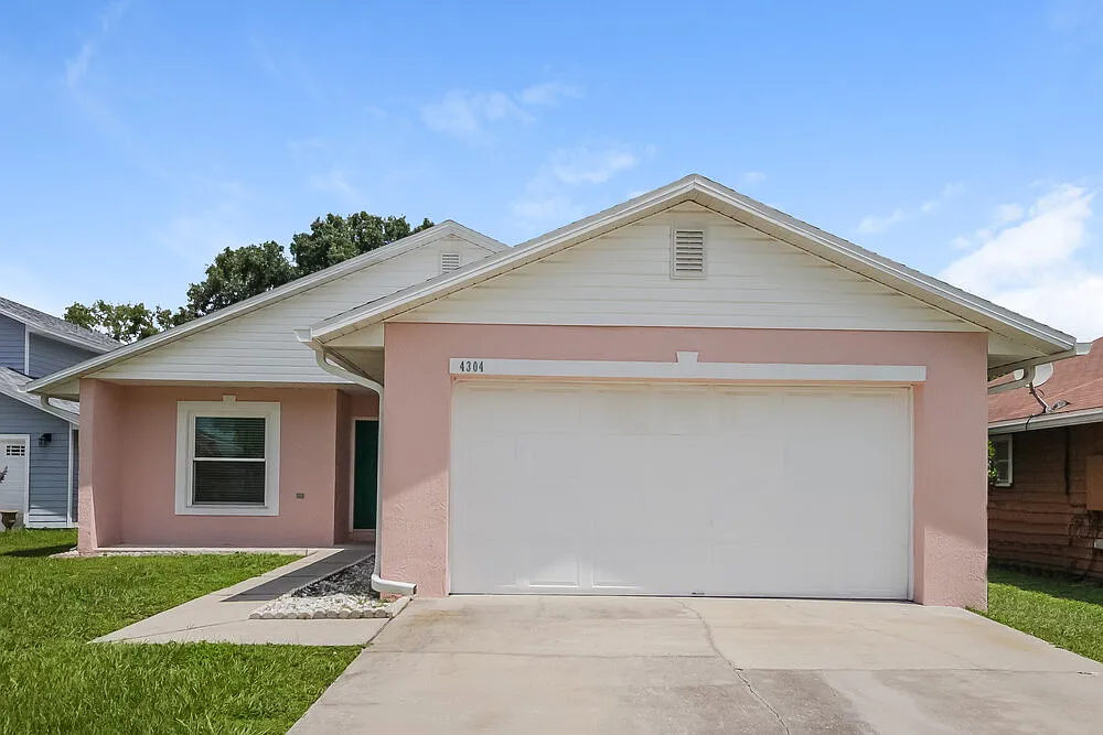 3 bed, 2.0 bath, 1207 sqft, $2,000 — Photo 1