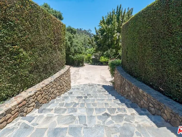 1957 Mandeville Canyon Rd — Photo 48