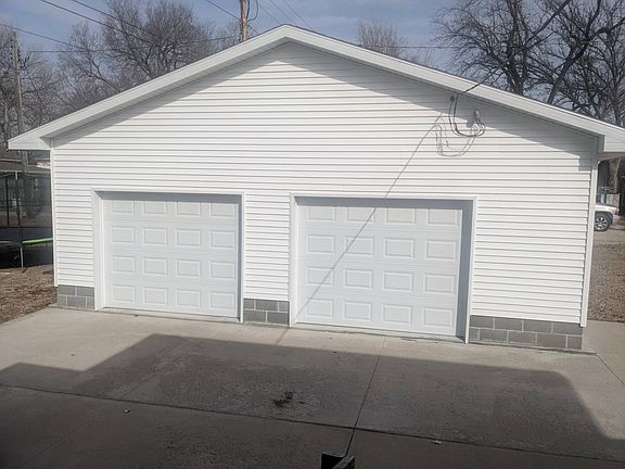 2nd image of 204 W 7th St
