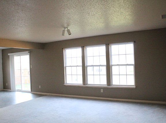 4th image of 2587 Narragansett Way