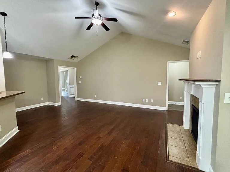 4668 Hidden Creek Dr — Photo 3