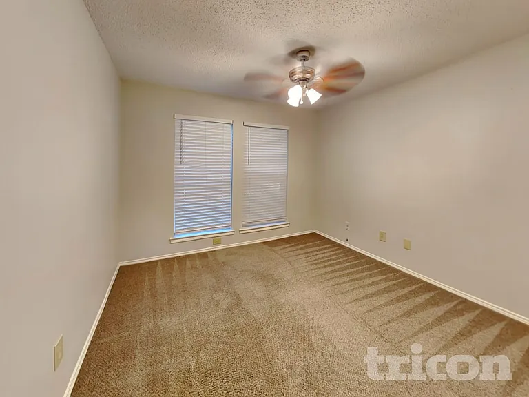 2851 Linden Ln — Photo 13