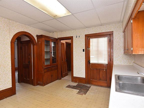 3rd image of 206 W Walnut St