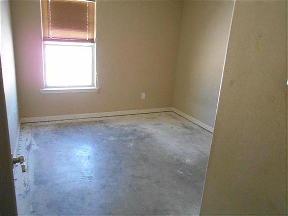 4th image of 84 Eastland Country Cv