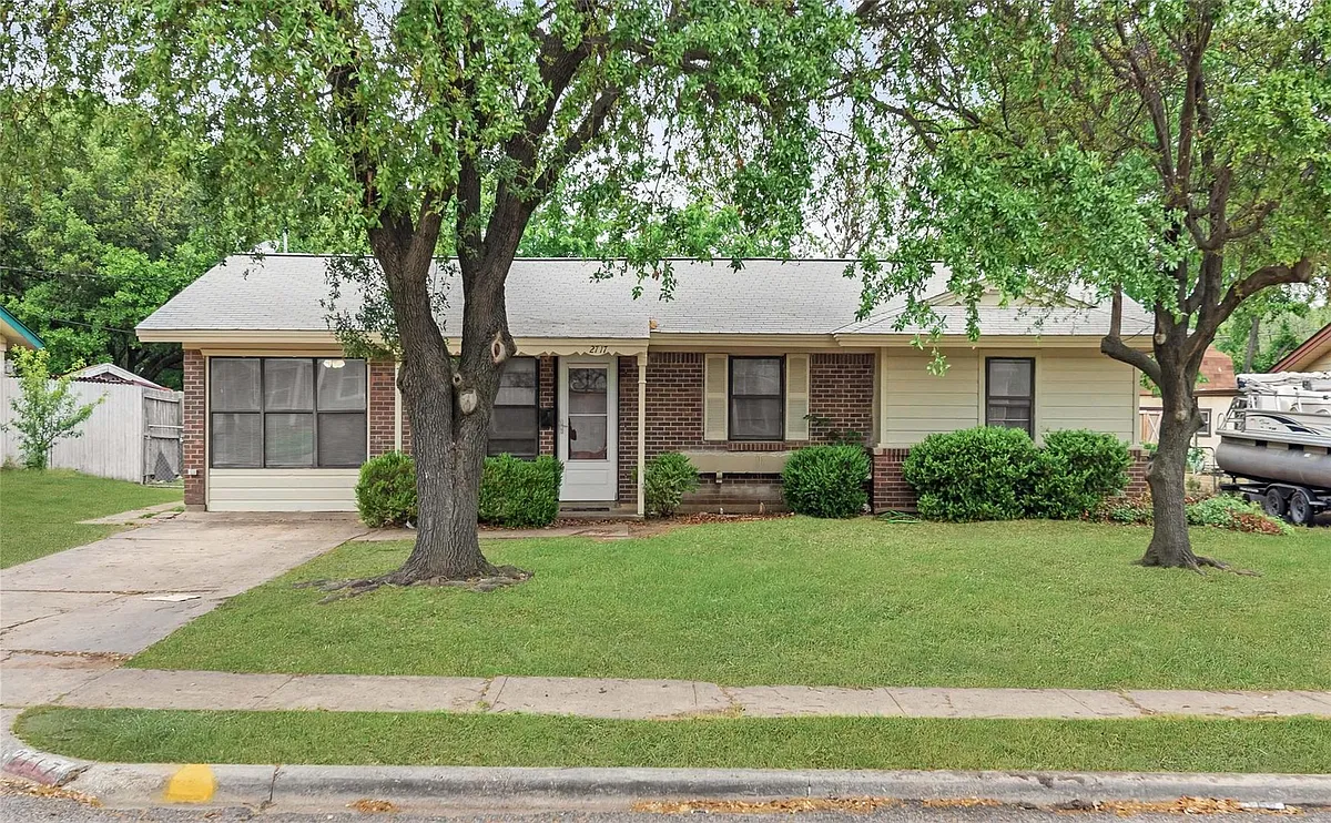 Building Photo - 2717 Wesleyan Dr