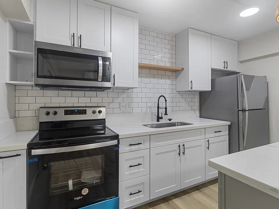 54 Maluniu Ave #202