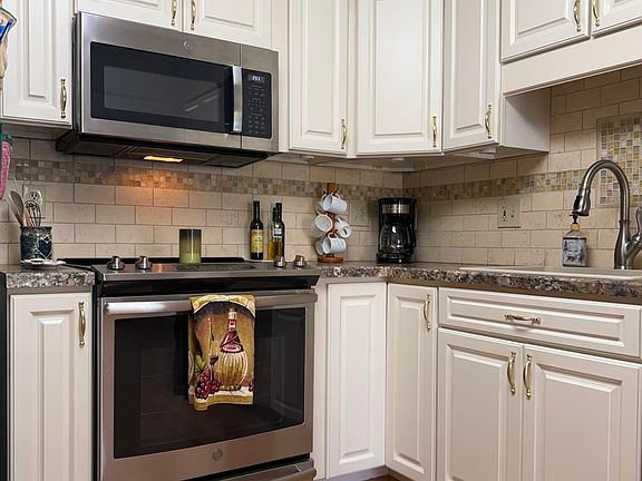 2nd image of 37526 N Laurel Park Dr
