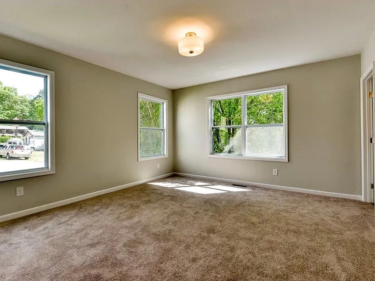 518 E Trinity Ln — Photo 3