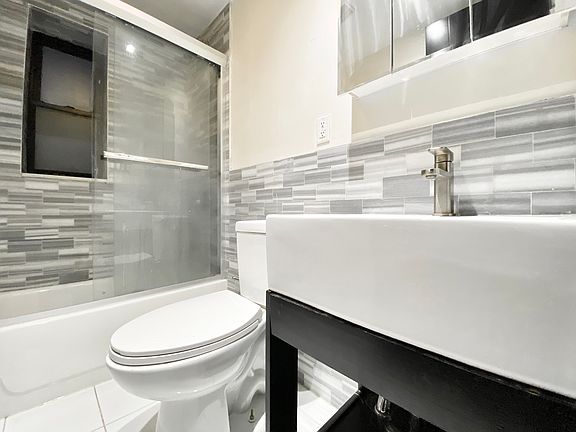 4th image of 211 W 109th St #3F