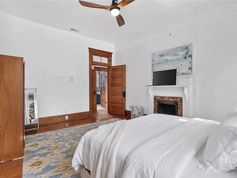 114 W Waldburg St — Photo 20