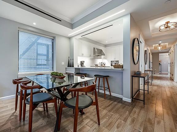 3rd image of 207 W 75th St #6