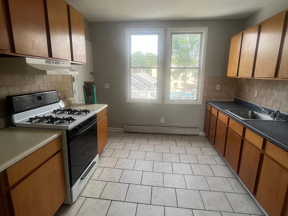 1st image of 36 Welland Ave #1R