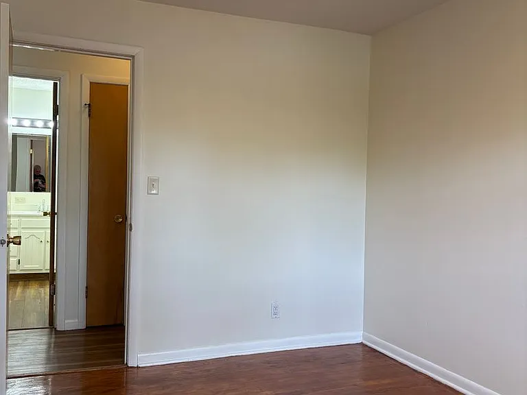 Spacious 3 Bedroom Townhome Available Now Great Location! — Photo 35
