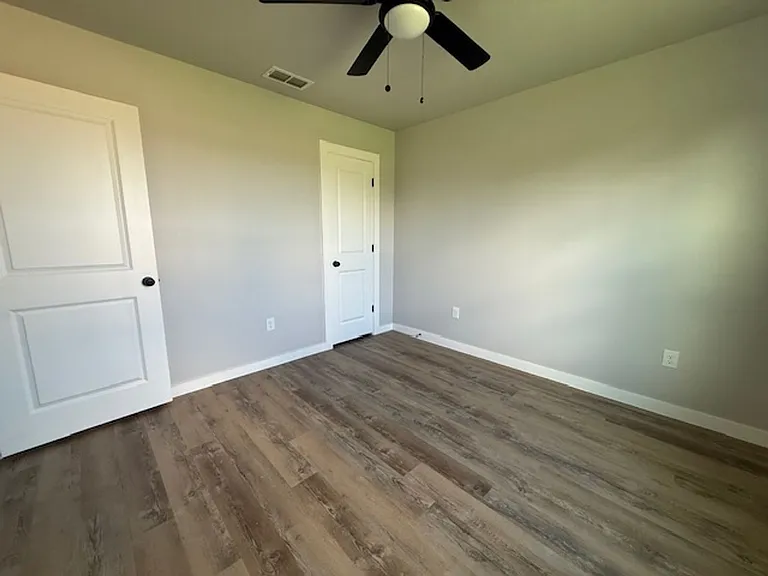 970 Minda St — Photo 13