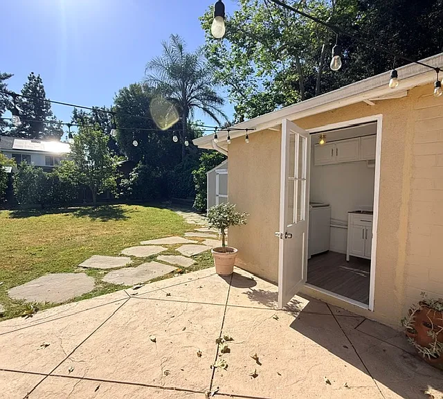7454 Darby Ave — Photo 12