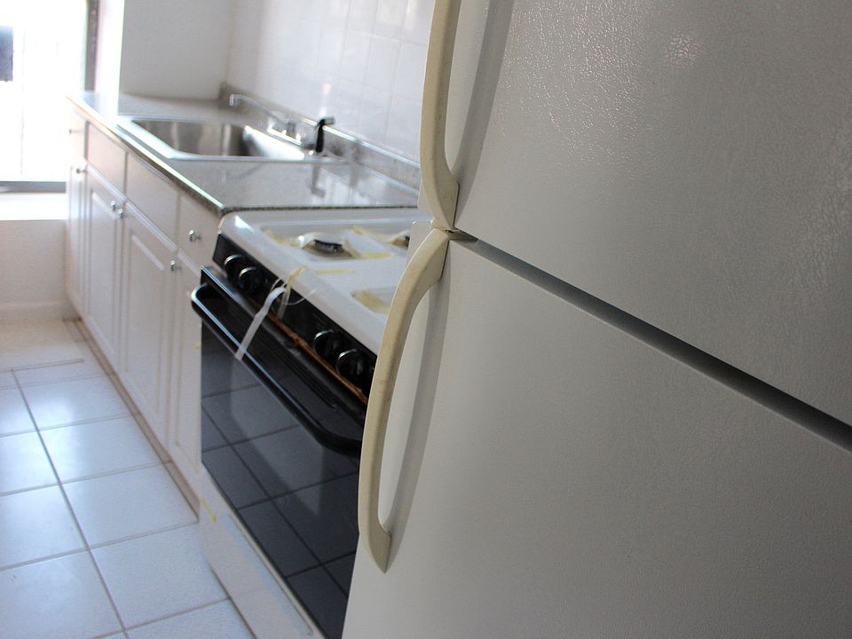 2nd image of 601 Putnam Ave #4