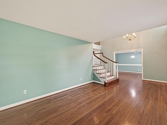 5th image of 302 Hickory Ridge Dr