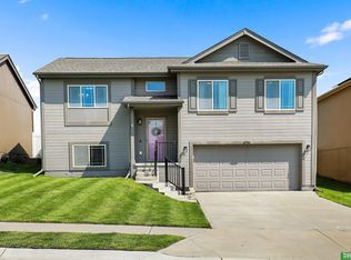 9014 Black St, Omaha, NE 68122