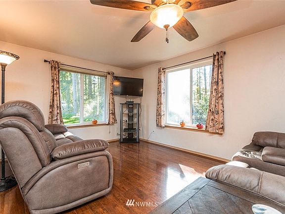 4th image of 18735 Woodburn Ct SE