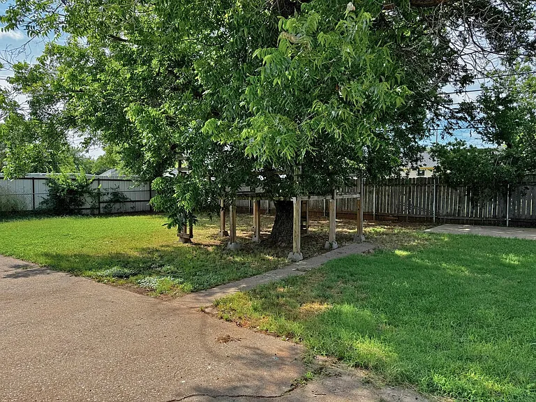 1609 Sunnyside Ln — Photo 28