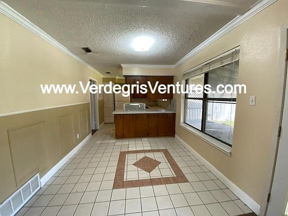 2nd image of 405 Arlington St