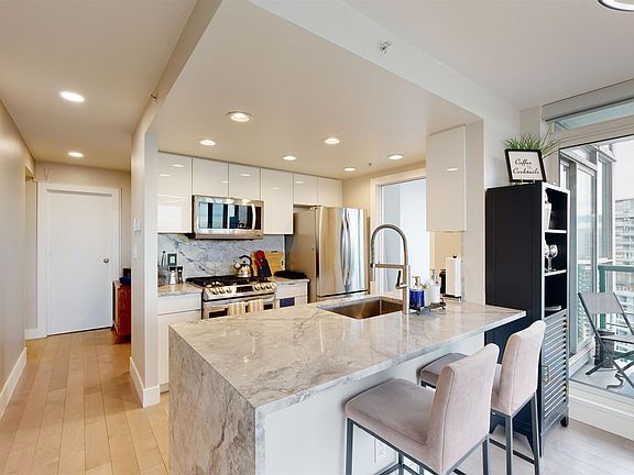 5th image of 1033 Marinaside Cres #3103