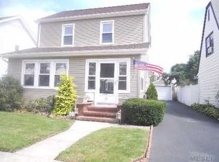 15 Spruce St, Hicksville, NY 11801