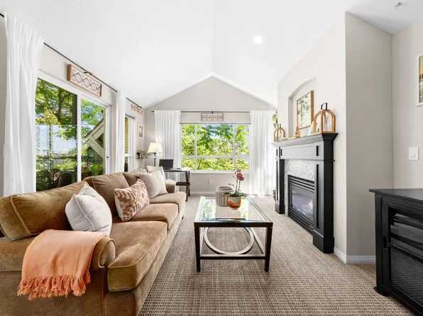 365 E 1st St #303, North Vancouver, BC V7L 4W5