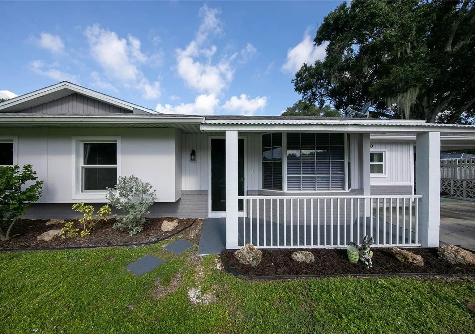 Spacious 3 Bedroom, 2 Bathroom Home with 2 Bonus Rooms and a Huge Fenced Yard. — Photo 1