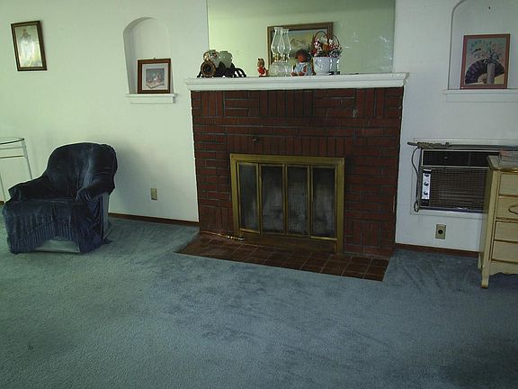 5th image of 306 Douglas St