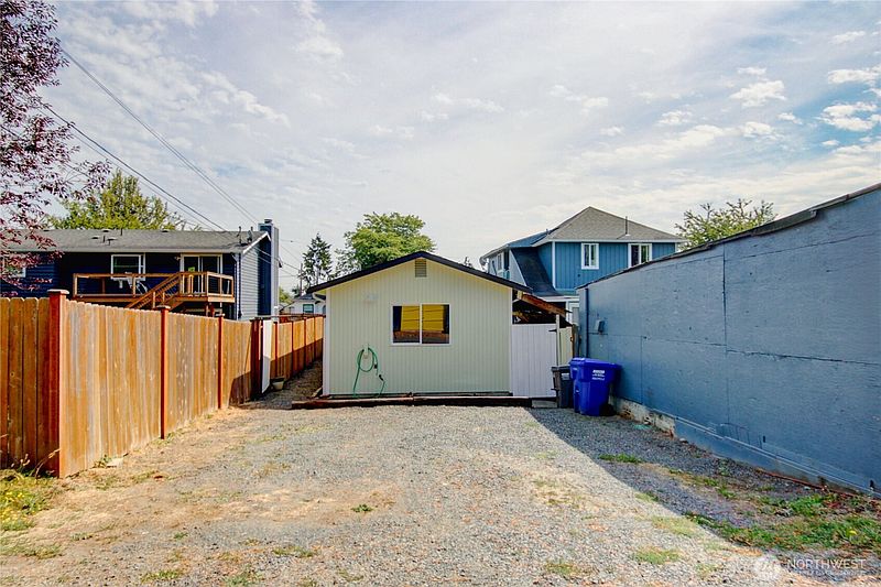 4th image of 2524 Walnut Street