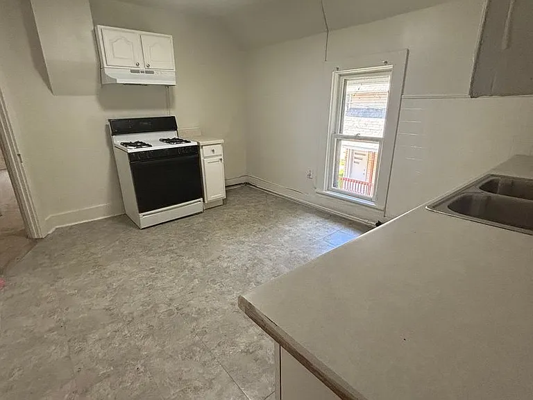 521 E Madison St — Photo 3