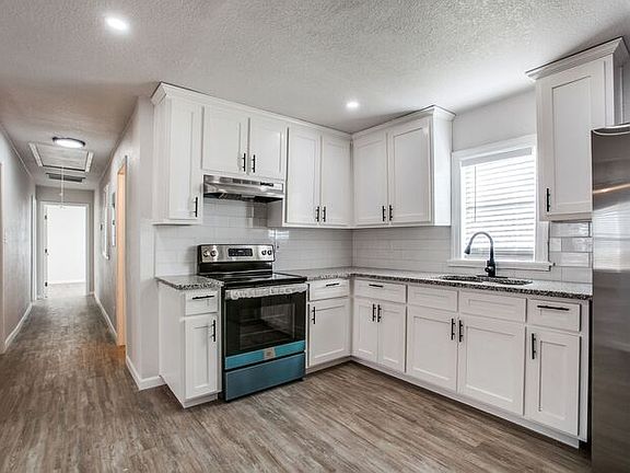 5th image of 410 W Avenue F