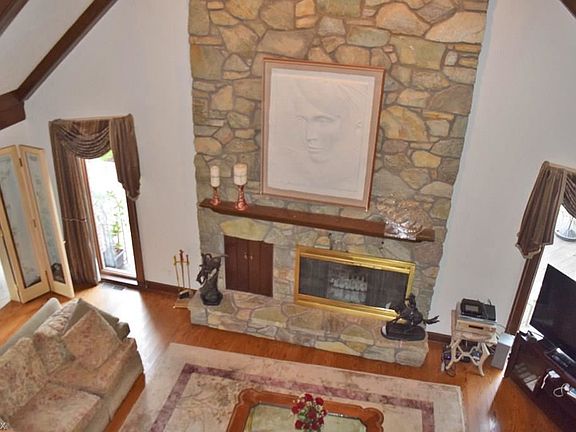4th image of 7870 Fox Hill Dr E